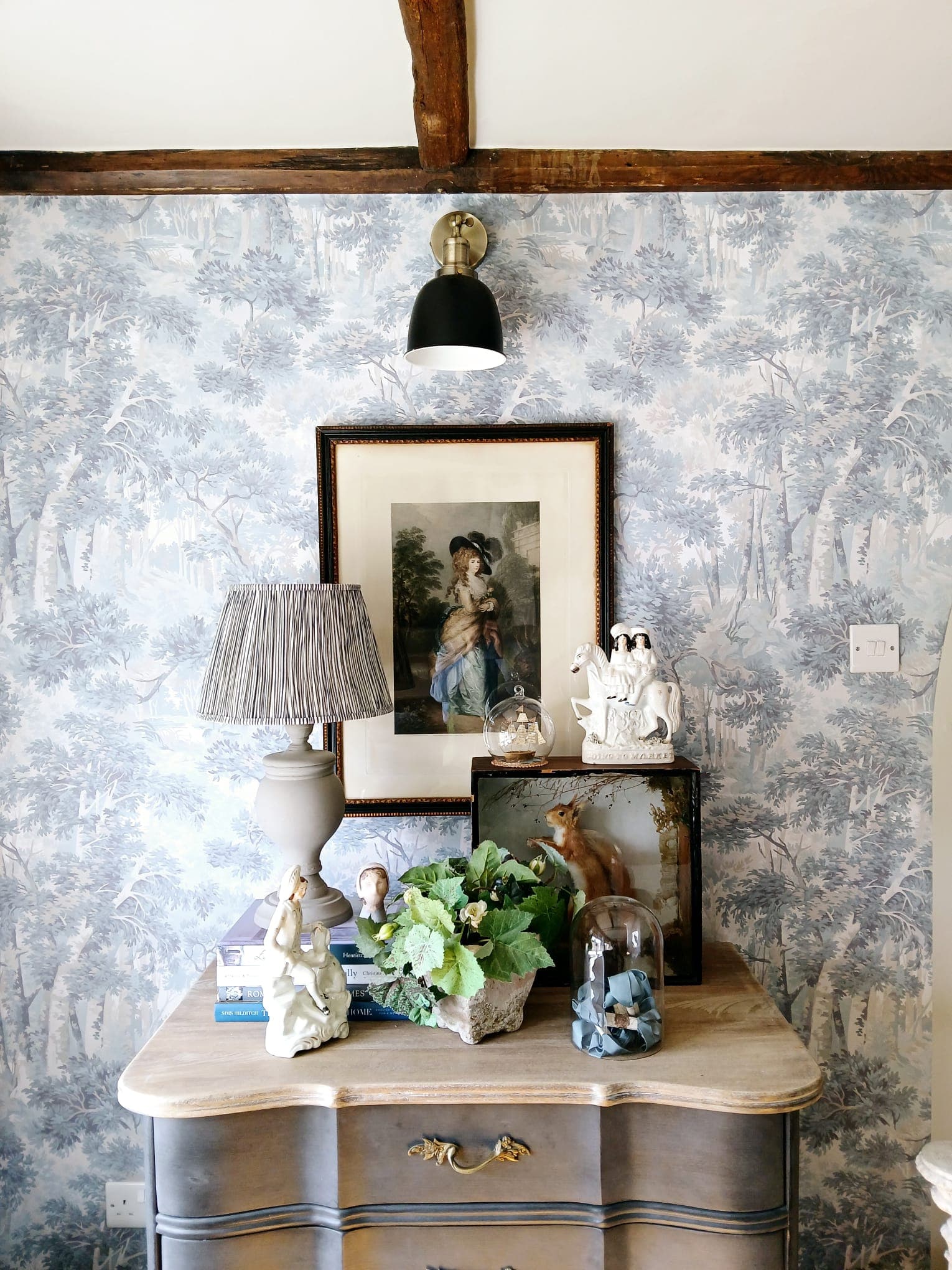 Wallpaper detail — close up